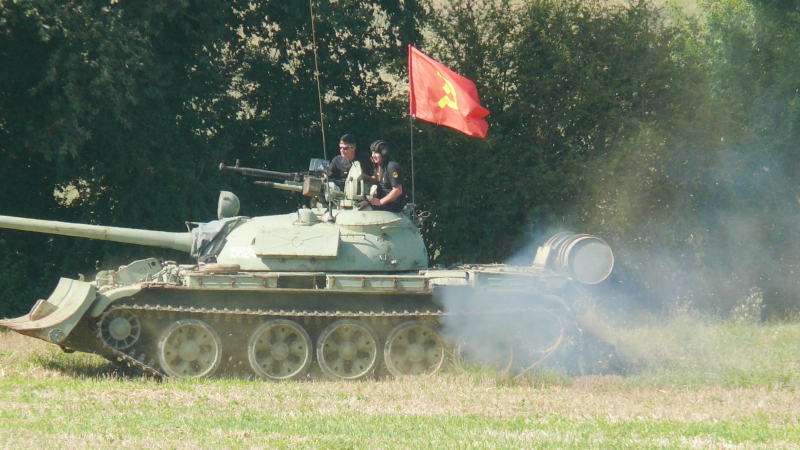Le char russe vole la vedette aux vieux tracteurs et autres engins
