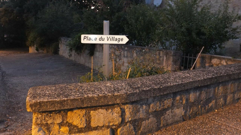 Conseil municipal : réfection de la place en enrobé coloré !