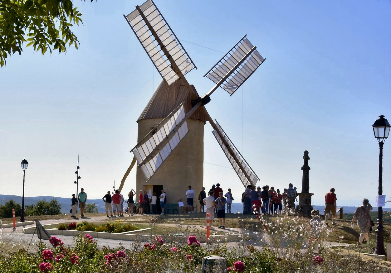 Toute la journée, on a dû faire la queue devant le moulin ! 