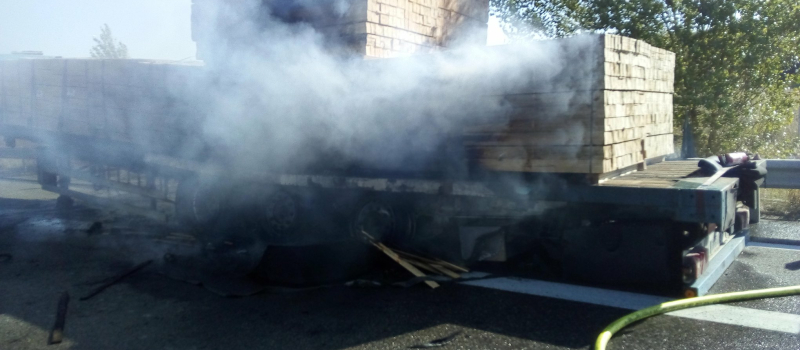 Un camion sème le feu sur sa route