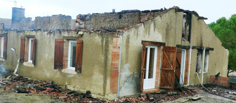 Un incendie embrase totalement une maison d'habitation 