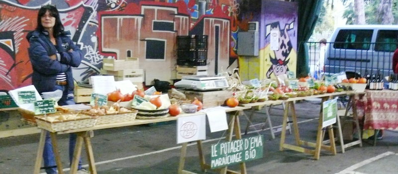 Le marché bio du lundi en soirée connait un franc succès