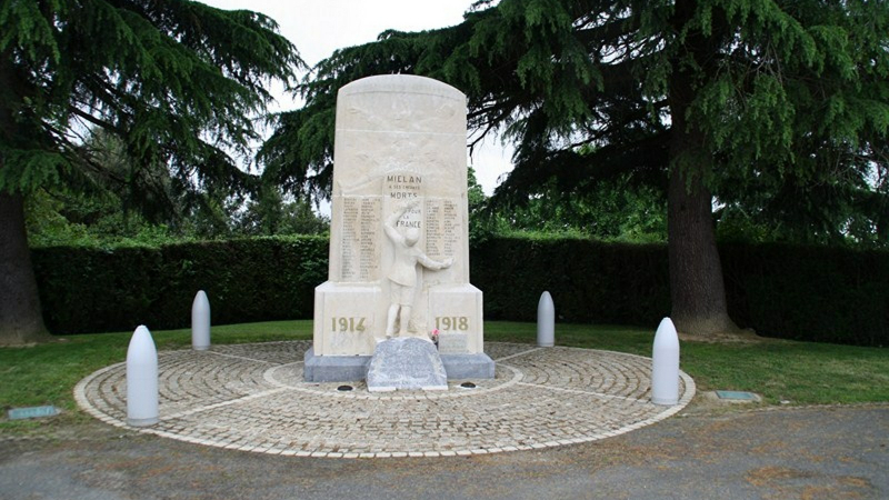 Honneur aux Poilus.