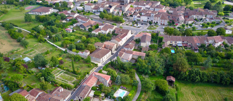 Un village tout beau, tout propre!