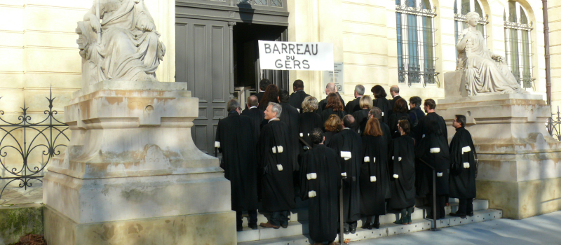 Les robes noires en grève pour protester contre le projet de réforme de la Justice porté par le gouvernement.