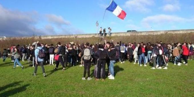 Quelques 300 Lycéens Ont Apporté Leurs Soutiens Aux Gilets