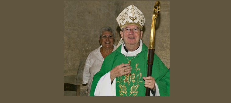 0 Mgr Gardès à la sortie de la messe à Toujouse 1bis 020912.jpg