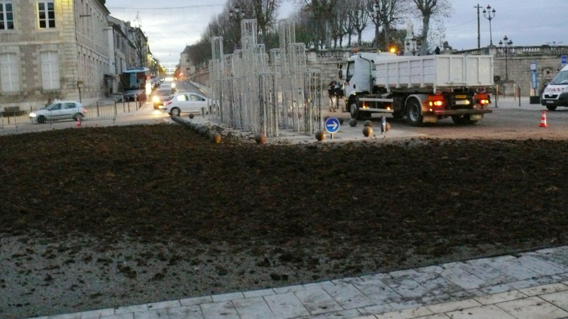 Un camion de fumier vidé sur la place de la Libération