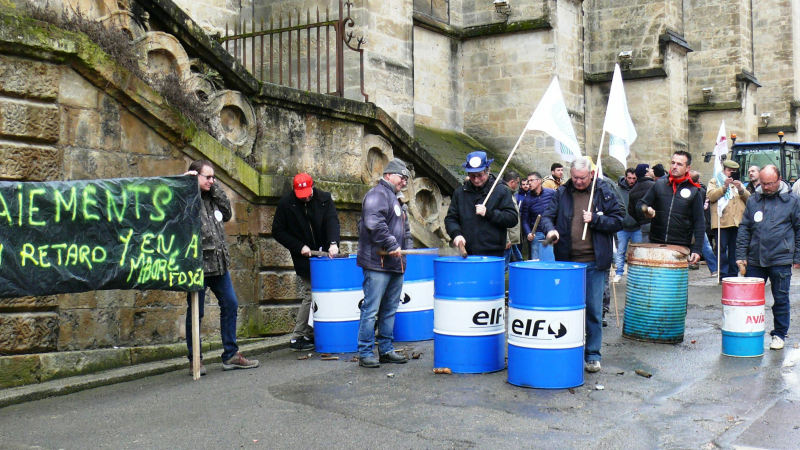 Au son des bidons et de canons à gaz, les agriculteurs sont allés porter leurs revendications en préfecture