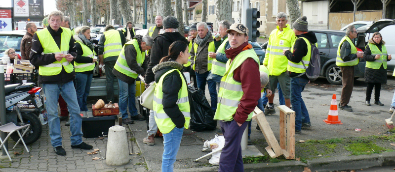 Les Gilets jaunes s'installent en ville