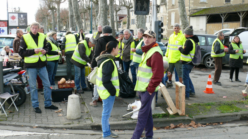 Les Gilets jaunes s'installent en ville