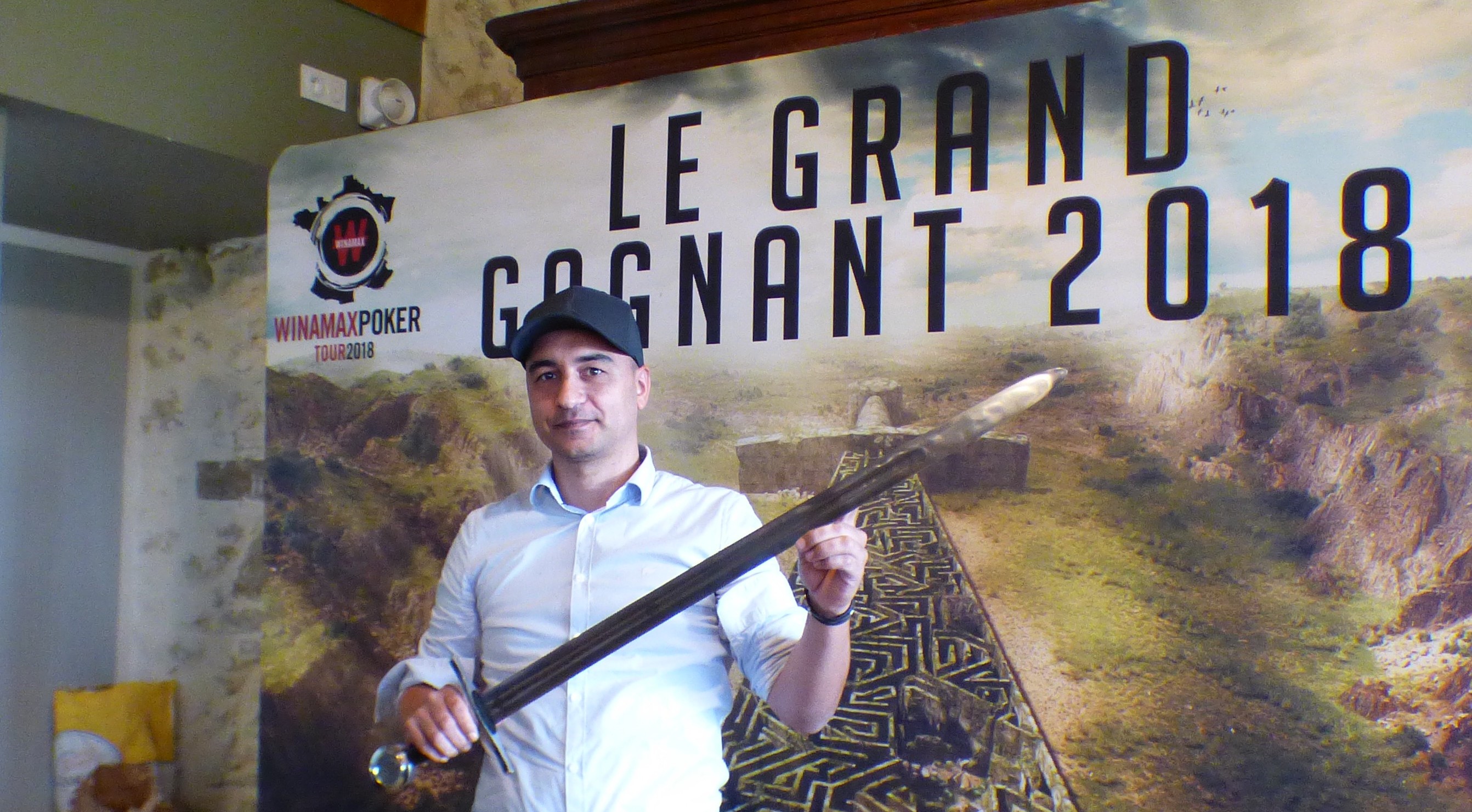 Mathieu brandit la belle épée