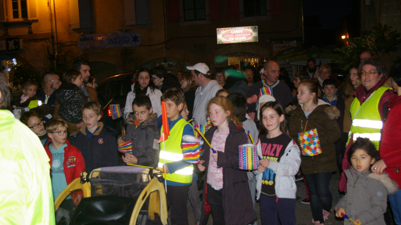 Retraite aux flambeaux et chants de Noël pour les jeunes écoliers
