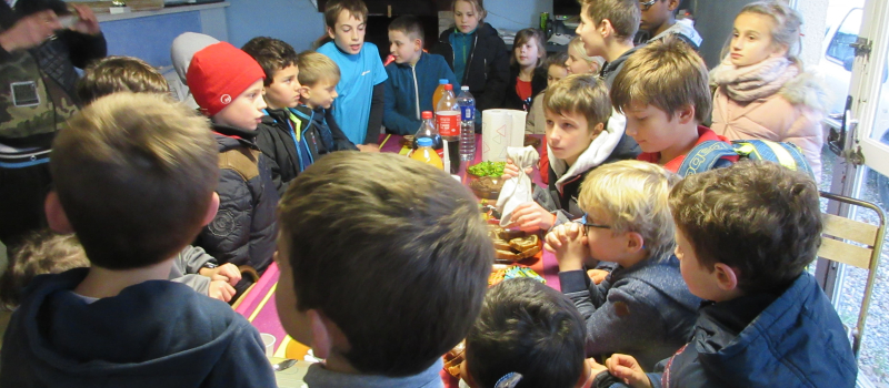 La fête pour l’école de tennis.
