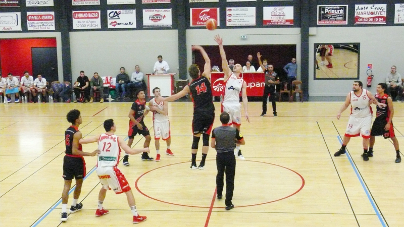 Basket : Auch, leader, a dû s'employer face aux Palois, derniers.