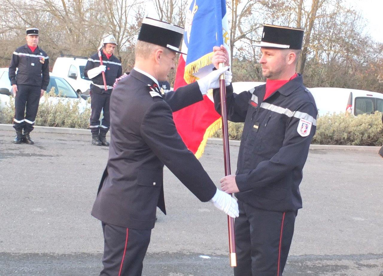 Julien Boison reçoit le drapeau des mains du Colonel Éric Meunier
