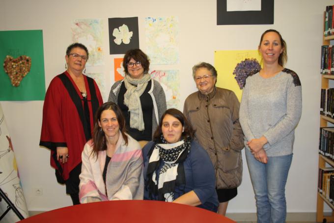 Manon Bonnet, responsable de la médiathèque entourée d'un groupe de bénévoles Photo arch Lionel Lemaire