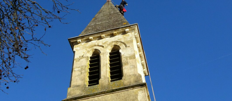 Philippe Crueghe, homme-araignée et sa collègue sur le clocher de l'église 