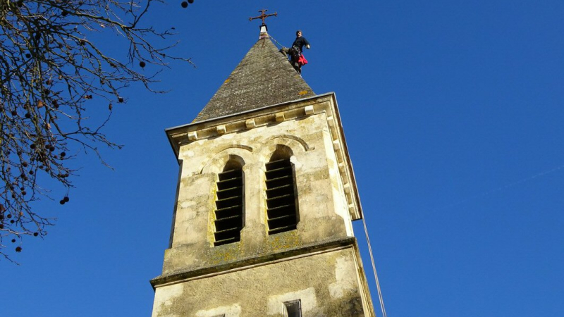 Philippe Crueghe, homme-araignée et sa collègue sur le clocher de l'église 