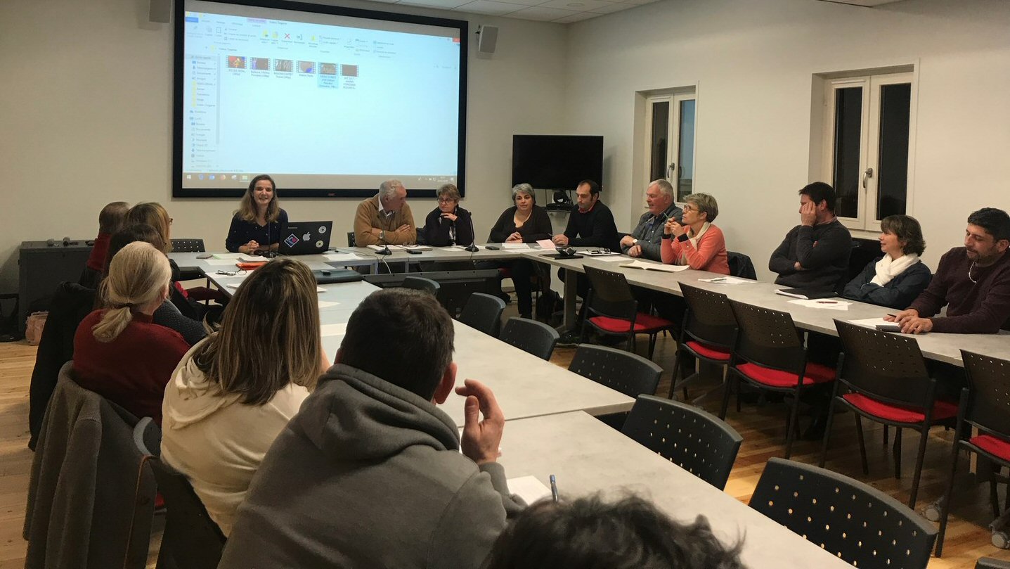 L'assistance attentive aux propos de Laurence Darées, directrice de l'OT 