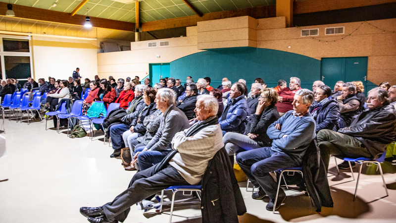 Nombreux public à la réunion Grand débat à Aignan  
