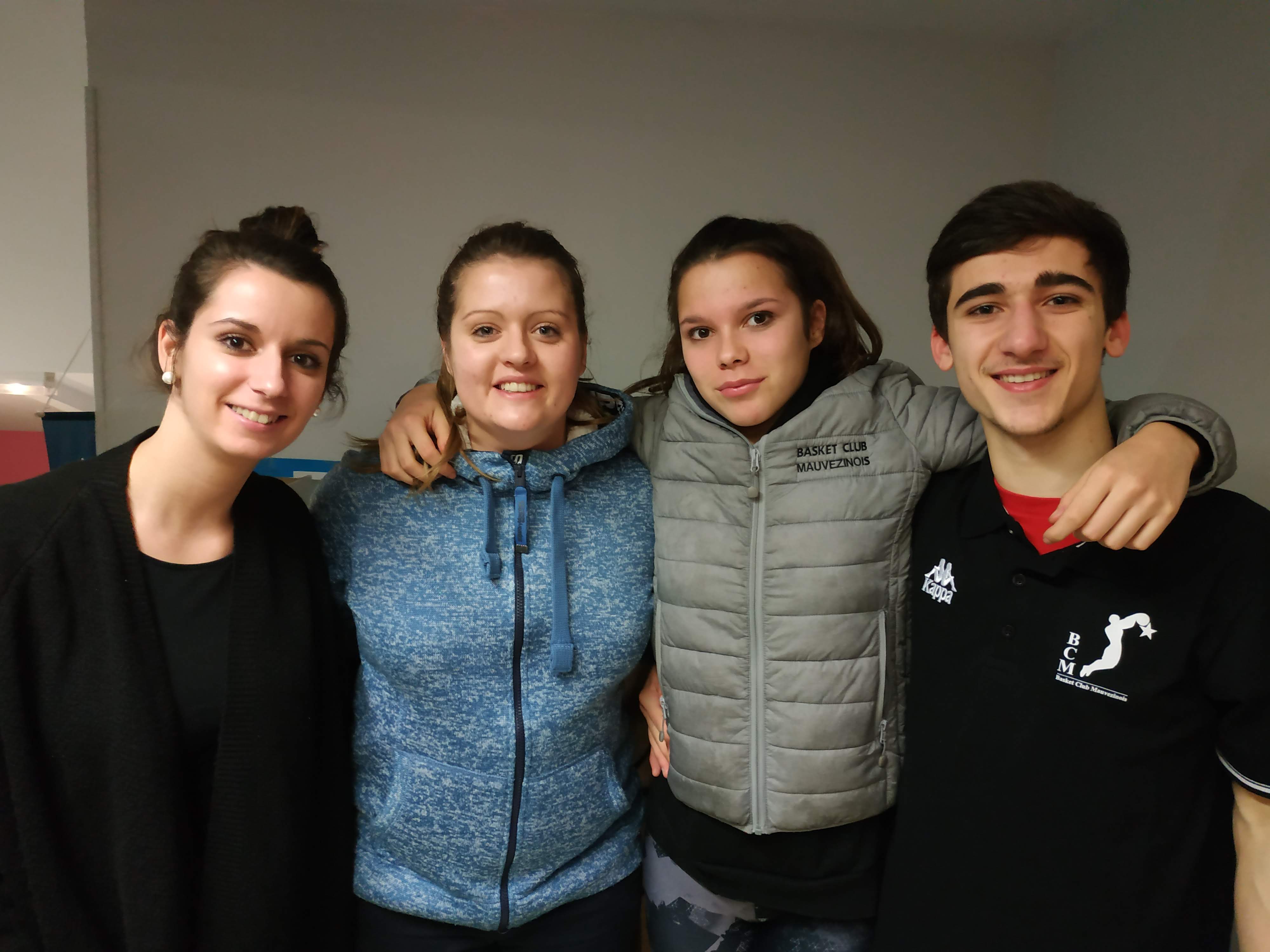 Les  quatre arbitres en formation Floriane, Marianne, Alizée et Nicolas qui ont brillamment passé les épreuves écrites.