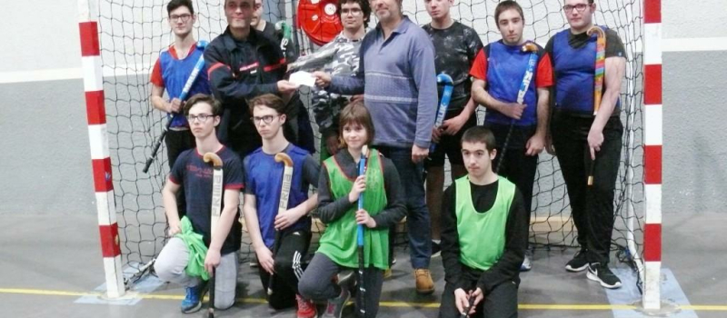 L'Amicale des sapeurs-pompiers d'Auch remet un chèque de 300 euros aux hockeyeurs de sport adapté
