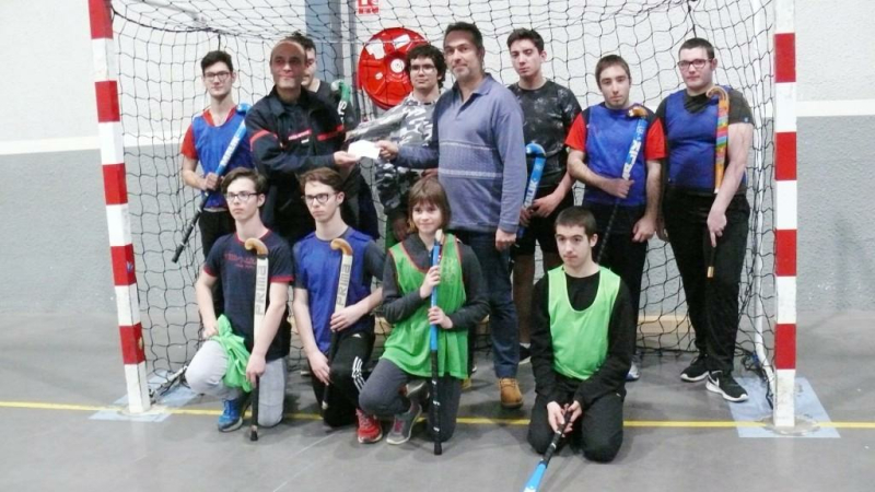 L'Amicale des sapeurs-pompiers d'Auch remet un chèque de 300 euros aux hockeyeurs de sport adapté