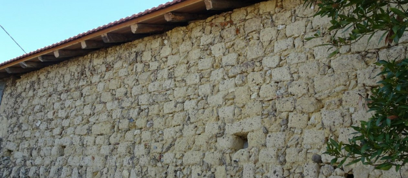 Les murs à damier dépassent l'Astarac