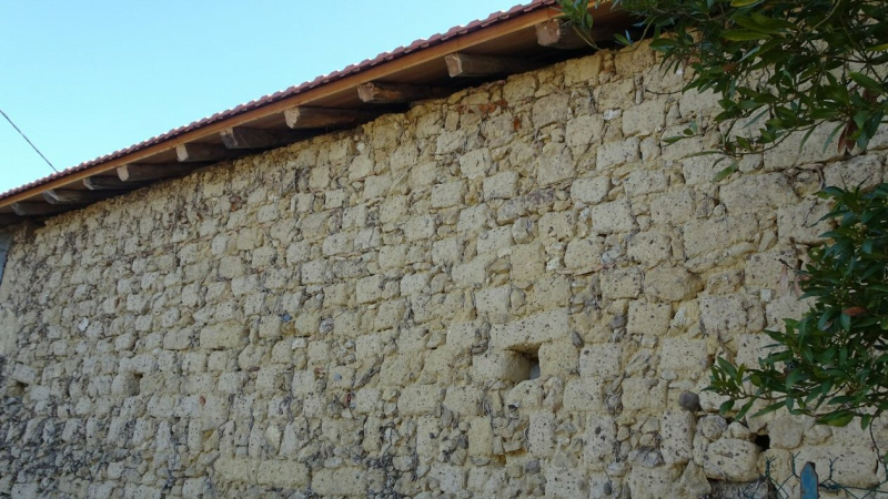 Les murs à damier dépassent l'Astarac