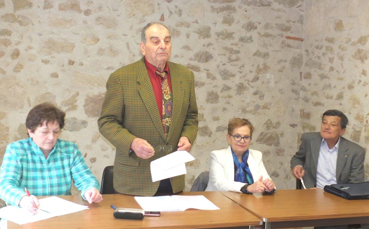 La tribune pendant l'intervention du président Pierre Larroche.