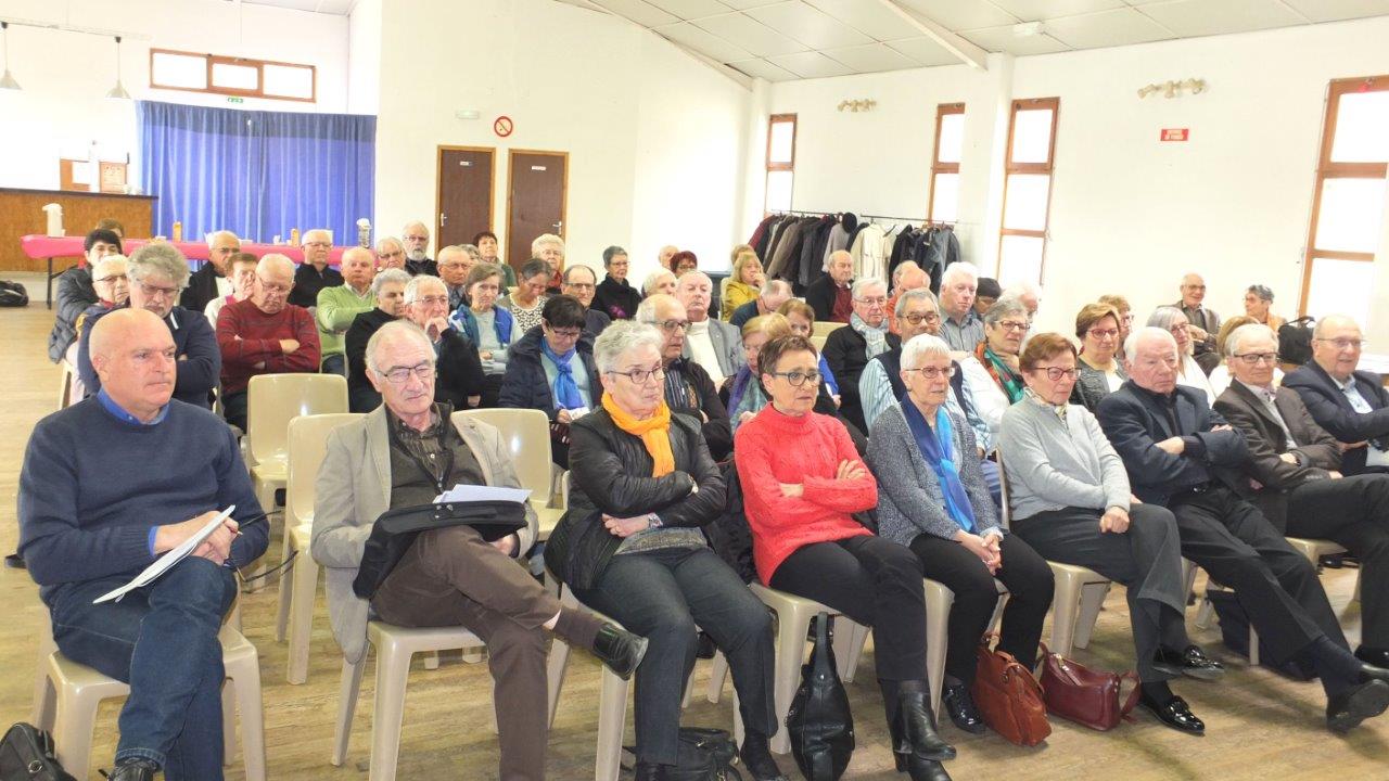 Une assemblée attentive à l’intervention du président Roger Rouylou. - Photo DR