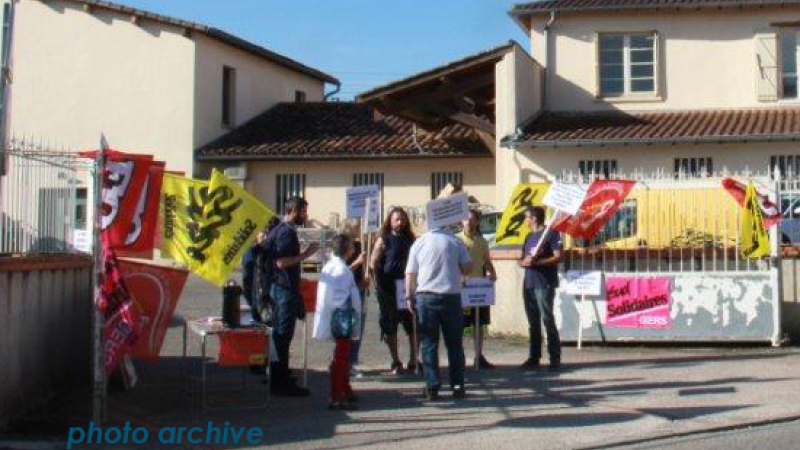 Les facteurs et agents du centre courrier de l’Isle-Jourdain en grève