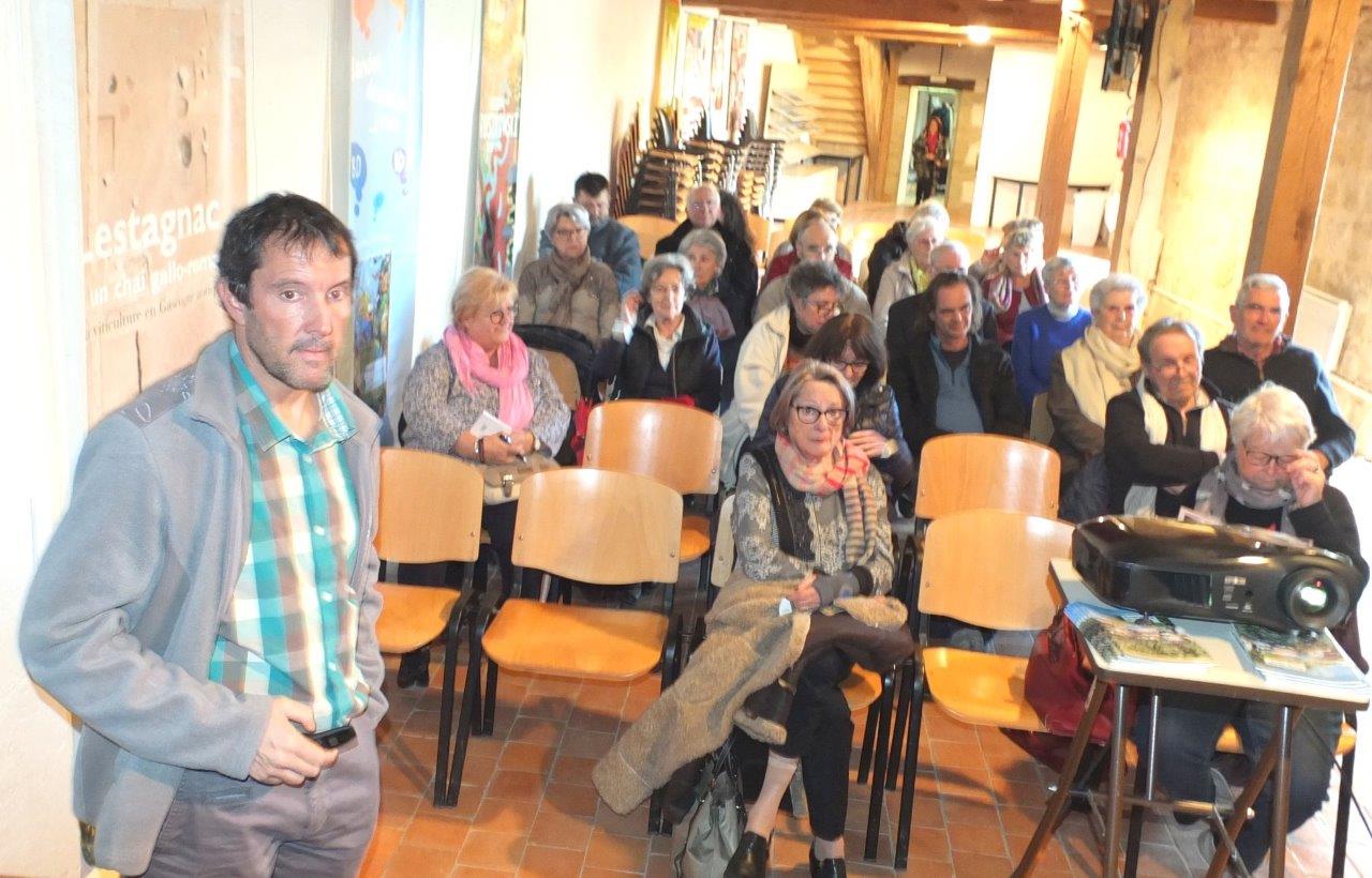 Christophe Balagna, à l'aide de la,vidéo, anime la conférence.