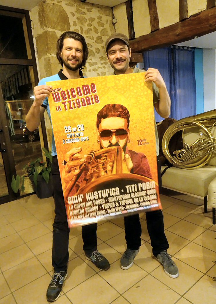 Florian Calvez directeur du festival présente l'affiche avec son concepteur Nicolas Perruche 