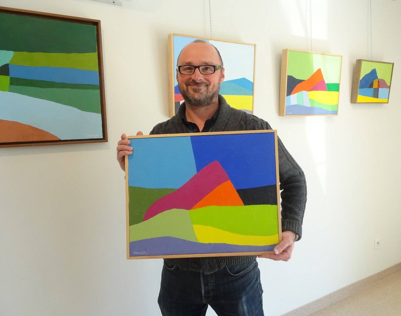 Jon aime déformer les Pyrénées qu'il voit depuis son atelier 