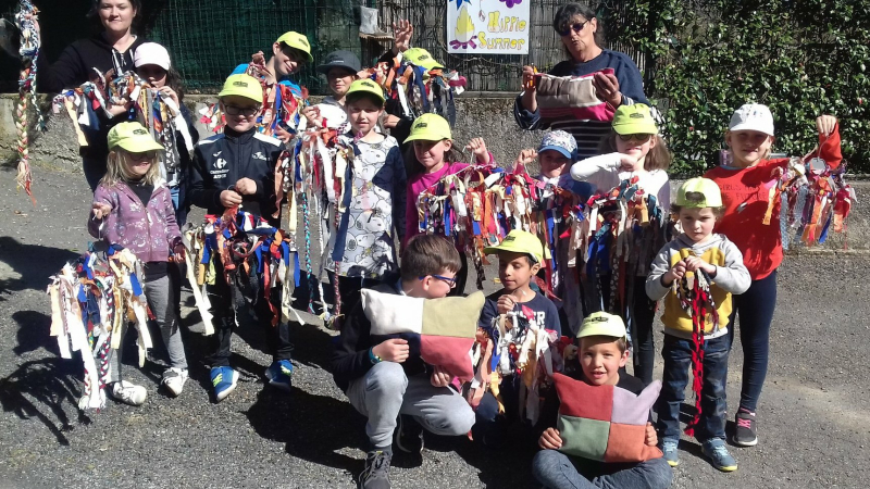 Les enfants du Centre de Loisirs participent à la décoration du site du festival 