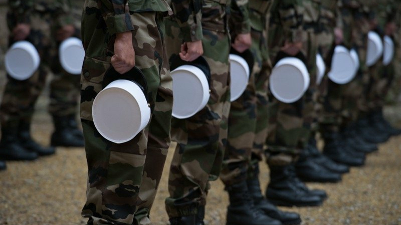 9 avril : cérémonie de remise des képis blancs  de la Légion.