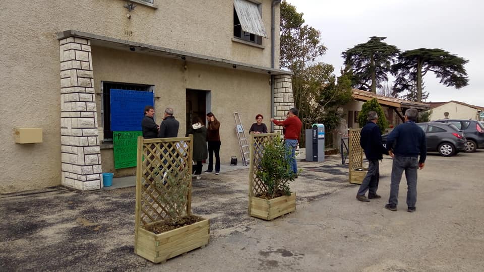 Sur la Place du Foirail, les bénévoles en pleine activité devant les anciens locaux de la Poste.