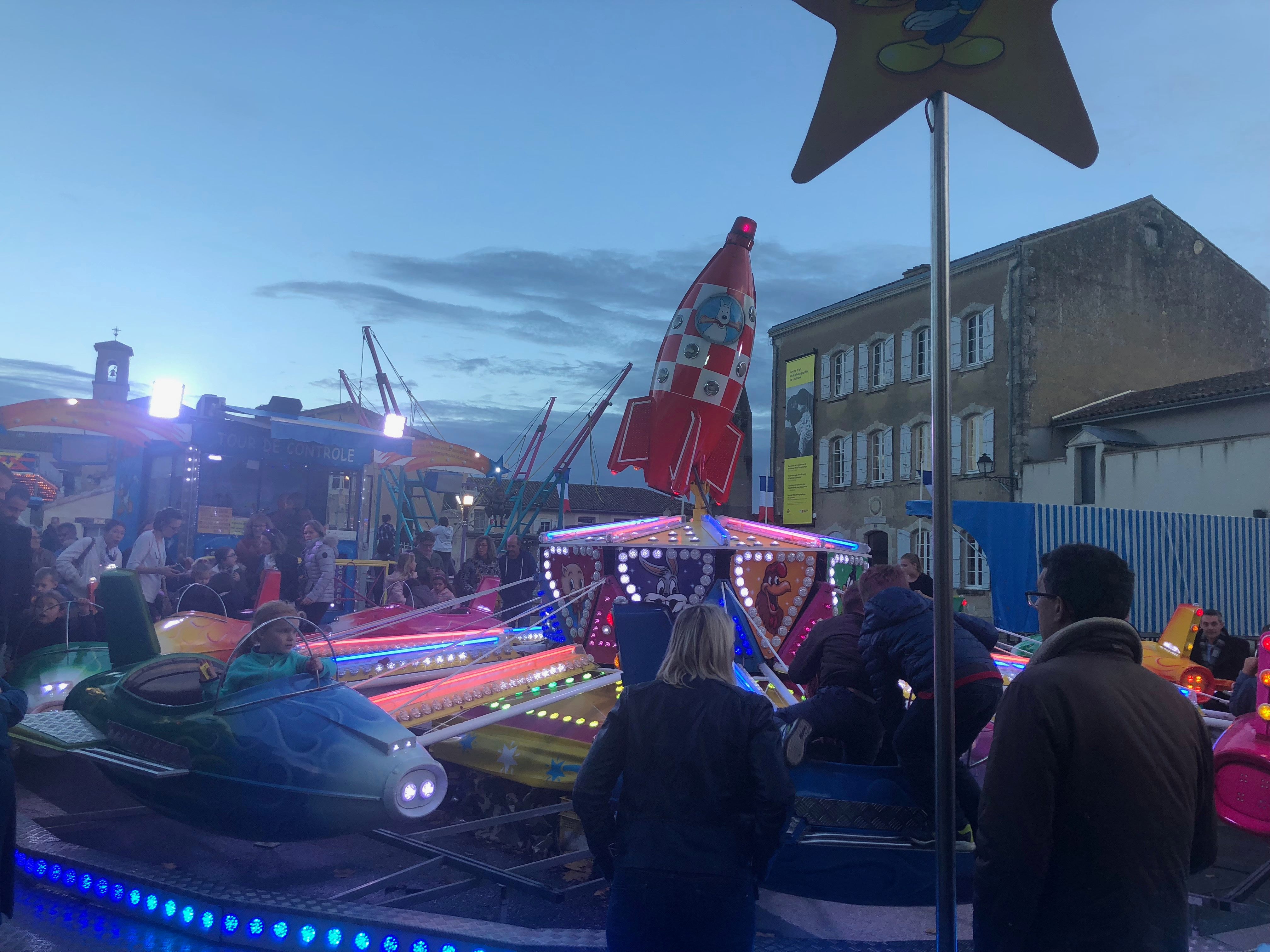 La fête foraine devant le Centre d'Art et de  Photographie de Lectoure - Photo DR