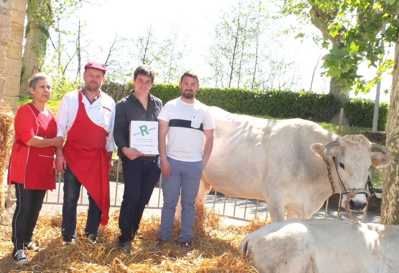 De gauche à droite : Annie, Jean-Pierre, Marcellin, Florian et "Miss Madeleine" la vache de race Mirandaise. 