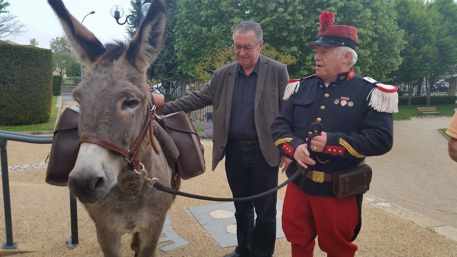 Pierre Beaudran admire l'équipement tout neuf de Lucky - Photos DR