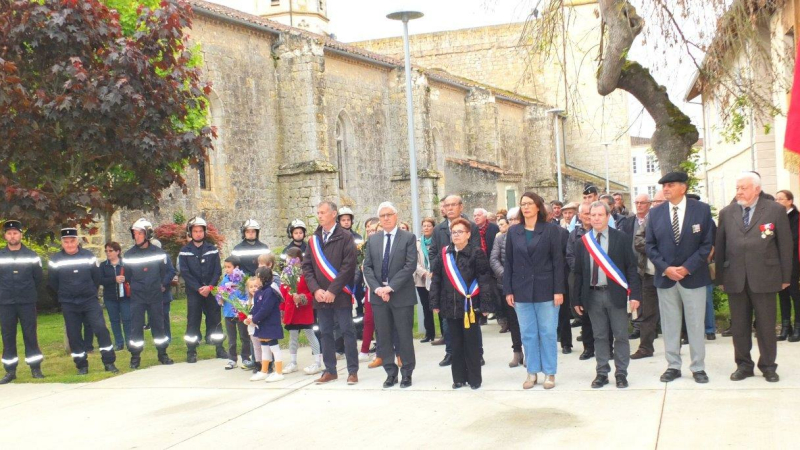 Première cérémonie officielle devant le nouveau parvis