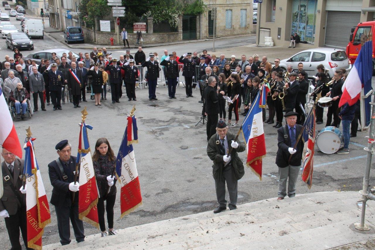 Les porte-drapeaux rendent les honneurs. 
