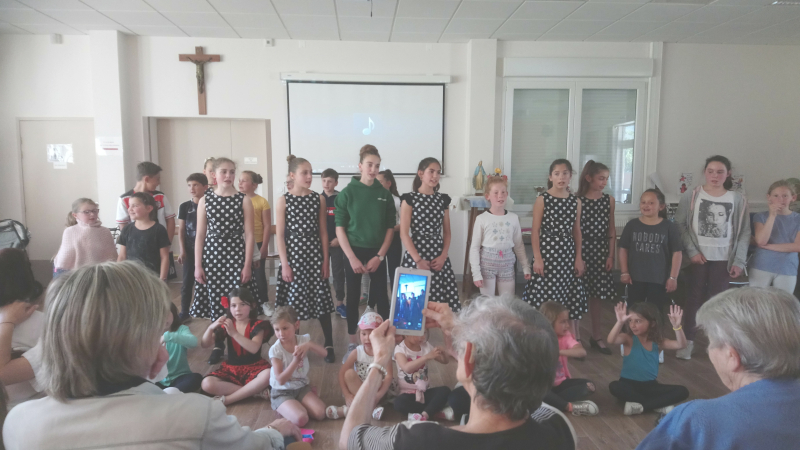 Un spectacle intergénérationnel a la Cité Saint Joseph.