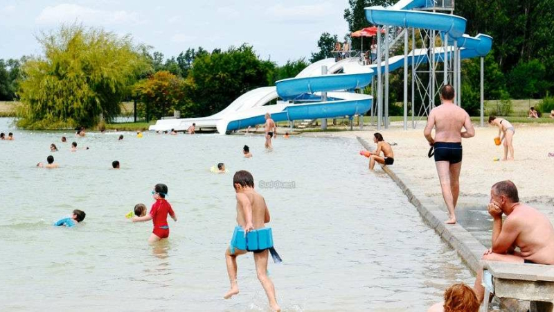 La base de loisirs hausse le Pavillon Bleu