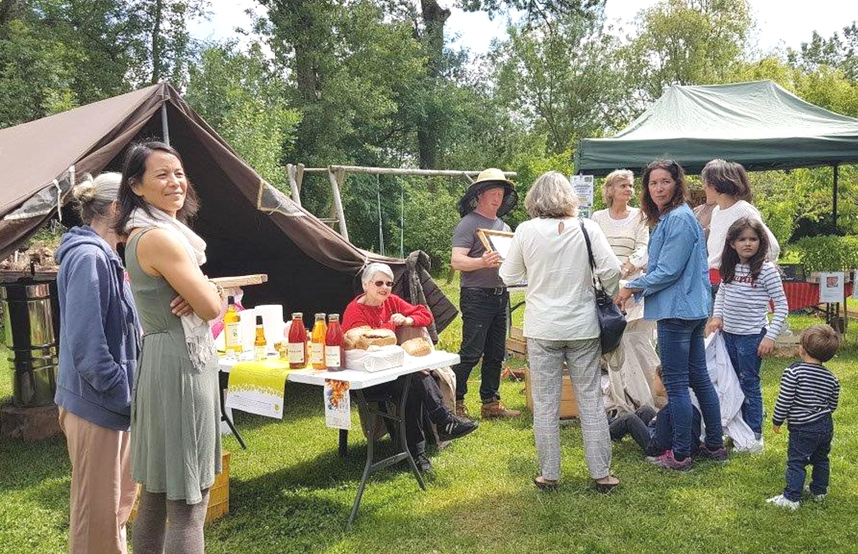 Didier Thezan présente une ruche aux visiteurs - Photot DR