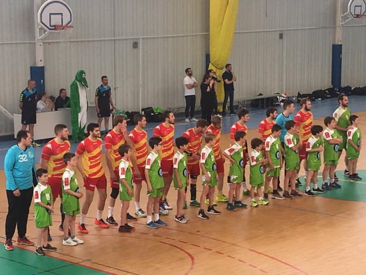 Photo : lors de la présentation des équipe