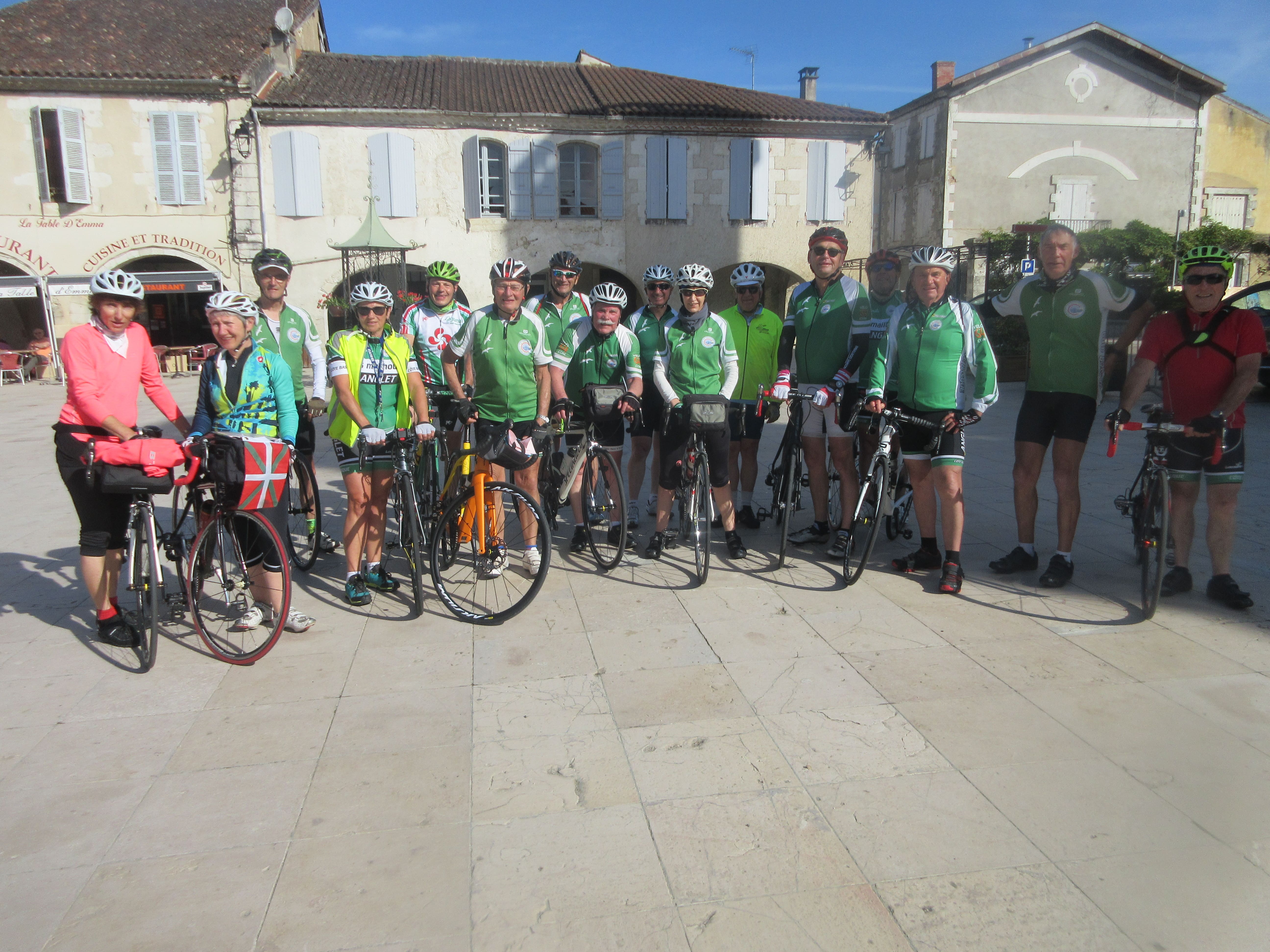 Les cyclistes découvrent la commune.