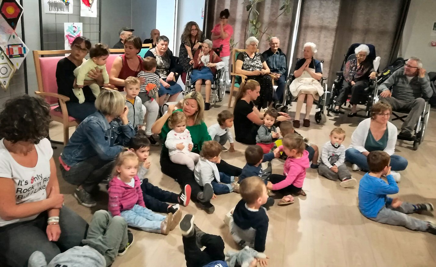 Printemps et automne de la vie, réunis comme cela se faisait autrefois ! Les anciens sont toujours émus devant les petits bouts-de-choux 